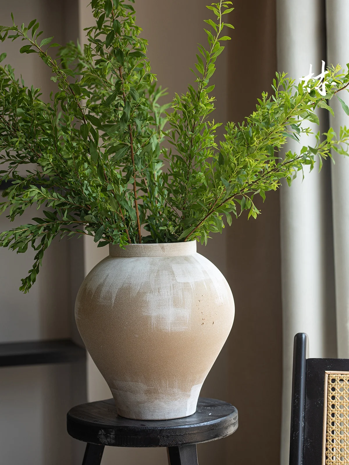 手描きの粗陶花瓶：新中式景徳鎮製で茶室インテリアを実現