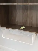 キッチン下部吊り収納ラック【伸縮可能・調味料とラップ用・かご付き】