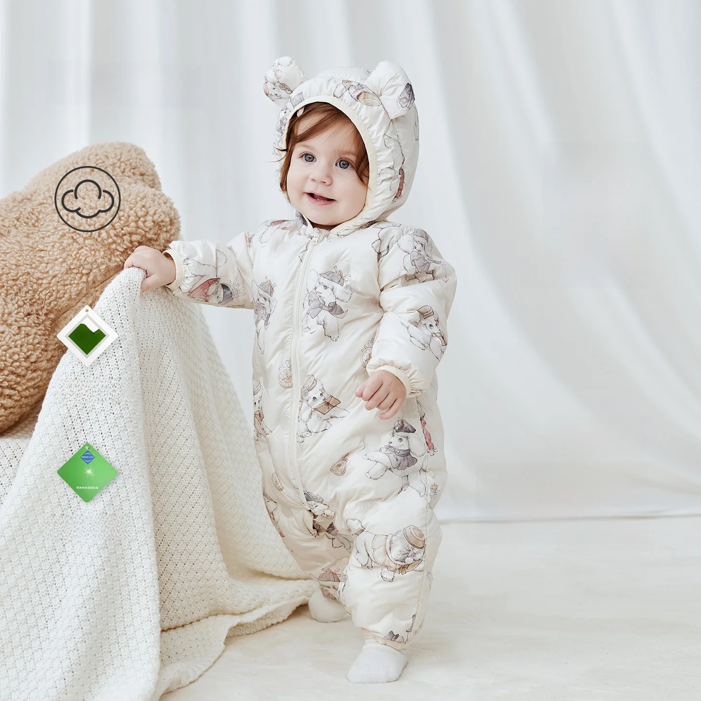 1歳 寝るときの冬服 どんなものいい？フード付き軽量羽毛ベビーオールインワンが解決する理由