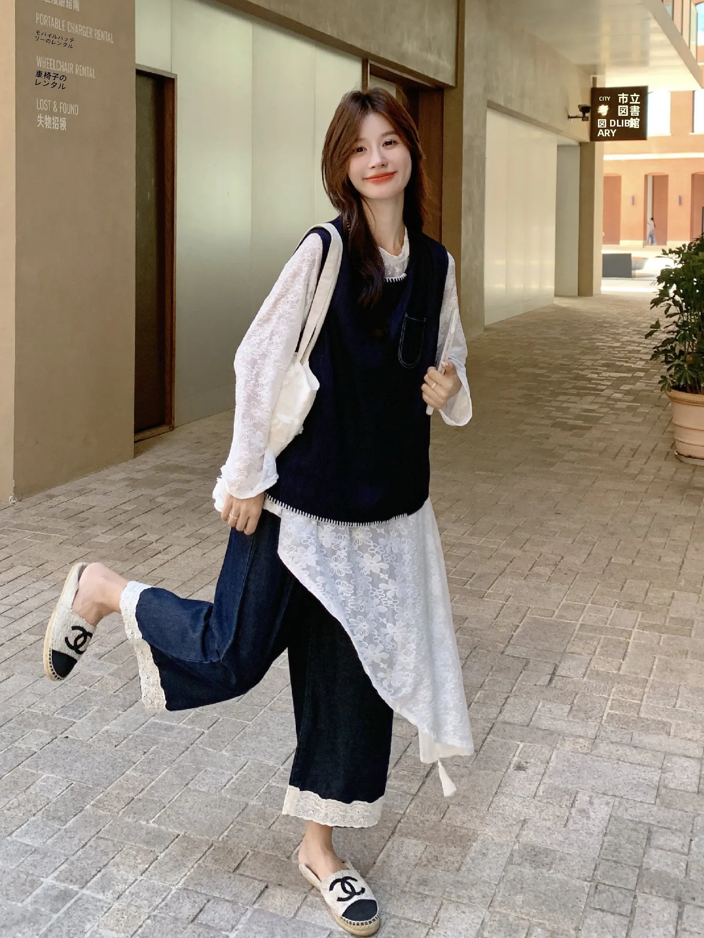 1ヶ月着回しコーディネート：不規則な白色レースロングスカートとデニムベスト・九分丈ワイドパンツの重ね着セット