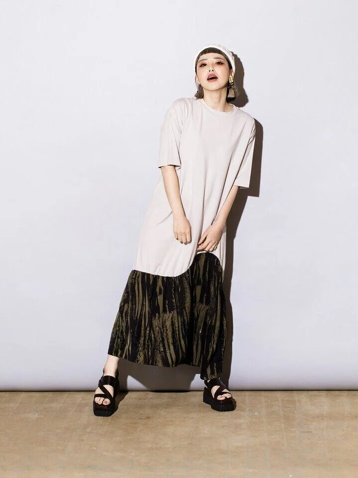 デザイン性のあるフィッシュテールTシャツワンピース：モダンでシンプルな着こなしを実現