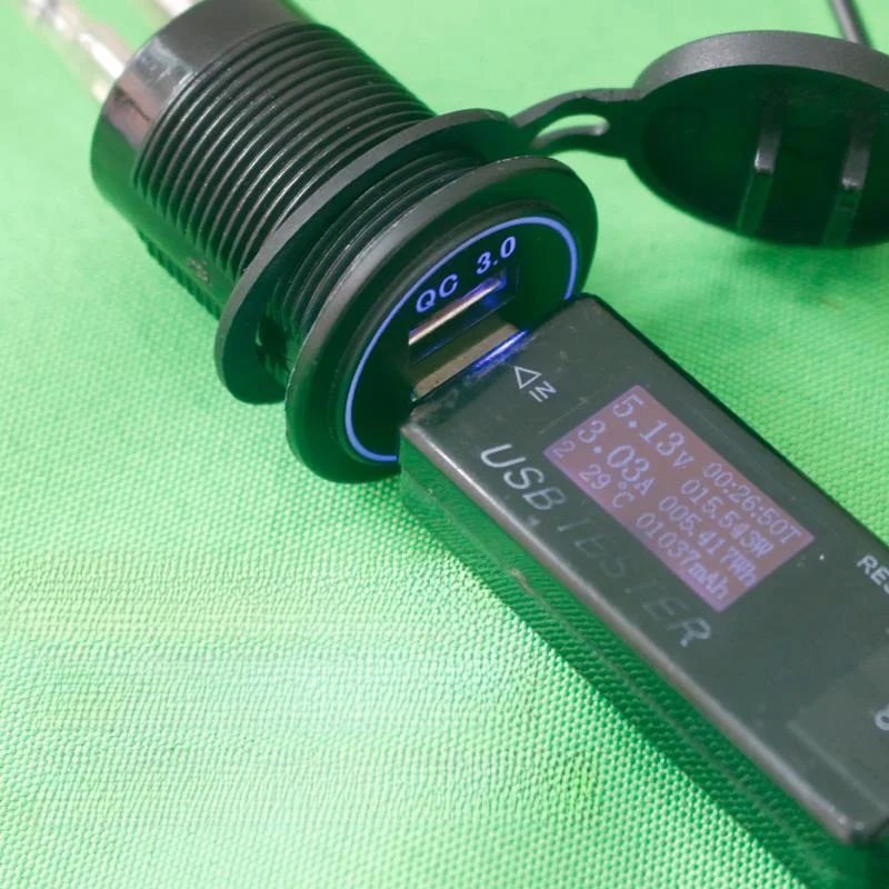 防水仕様の 車載スマホ充電器【急速充電・ダブルUSBポート対応・12V／24V用】