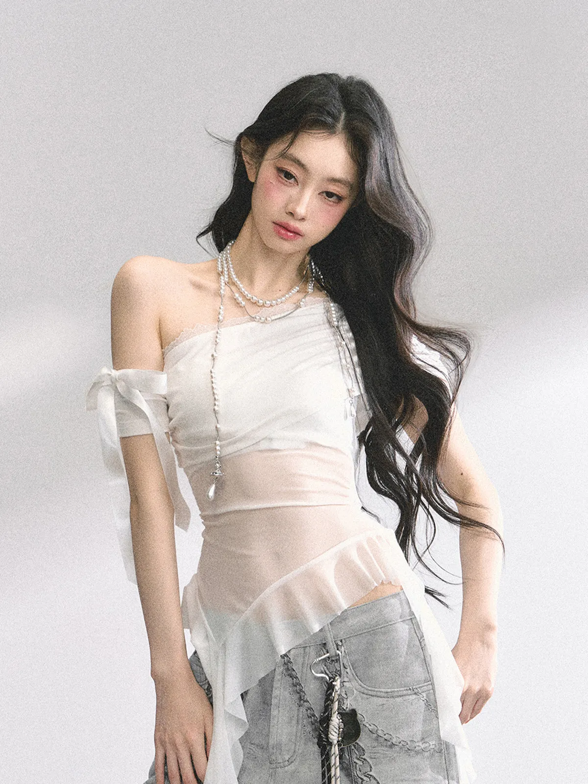 透け感のある肩出しデザインの短袖メッシュTシャツ：女性向け夏用軽やかな通勤風スタイル