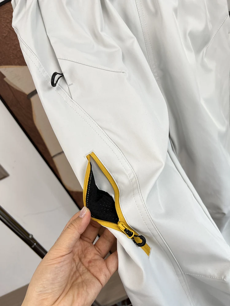 雨の日も気にせず歩ける！防水カーゴパンツを選ぶべき理由は？