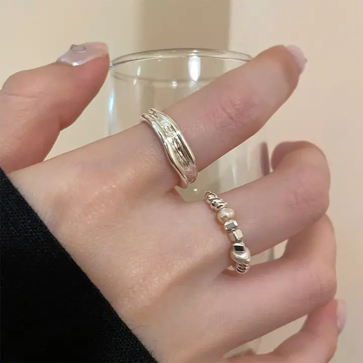 シルバーのパール重ね付けリング【洗練されたデザイン・ゆったりとしたフィット感】
