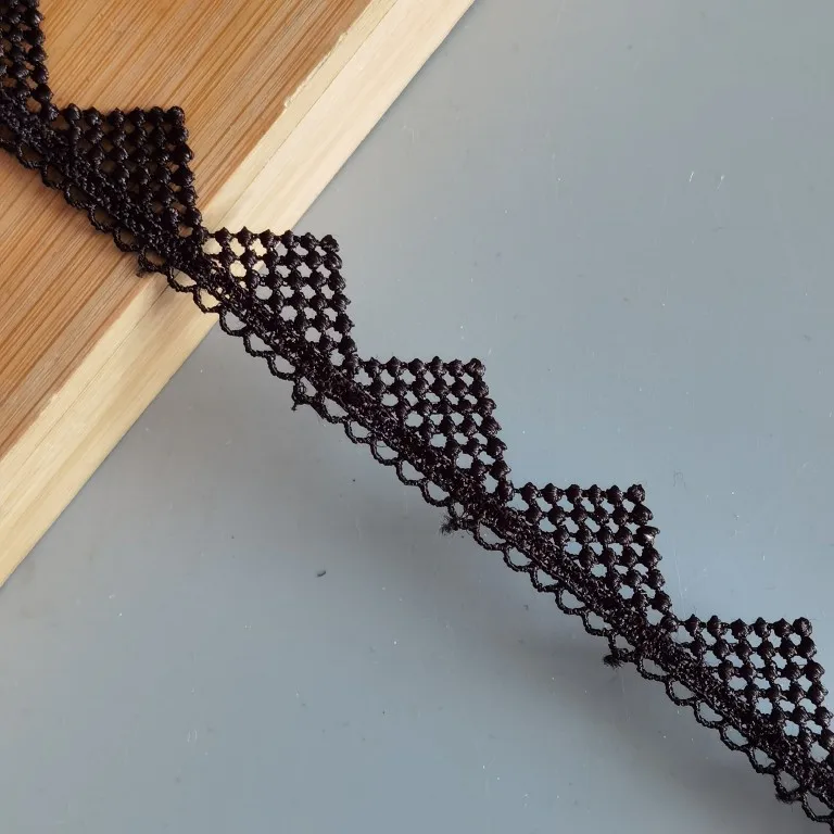 透け感のある刺繍入りレース：衣装装飾用のポリエステル素材が解決するデザインの課題