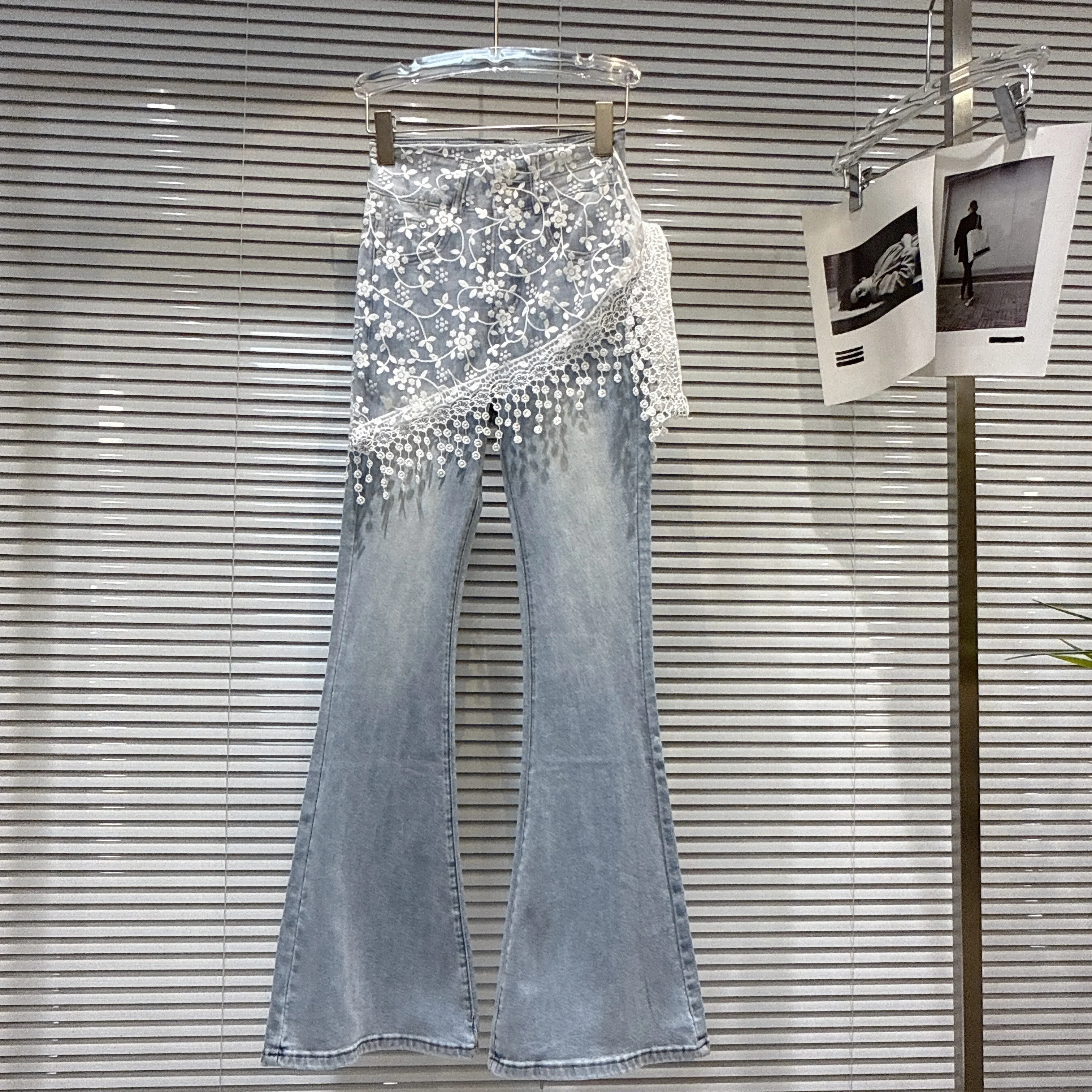 フリル付きデニムパンツ：トッパー刺繍と微喇デザインの実用性と着用シーン
