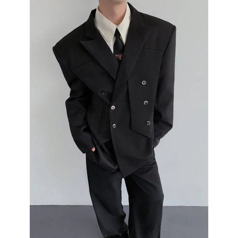 黒い洋服のファッションスタイルを実現する、肩パッド付きブラックジャケット