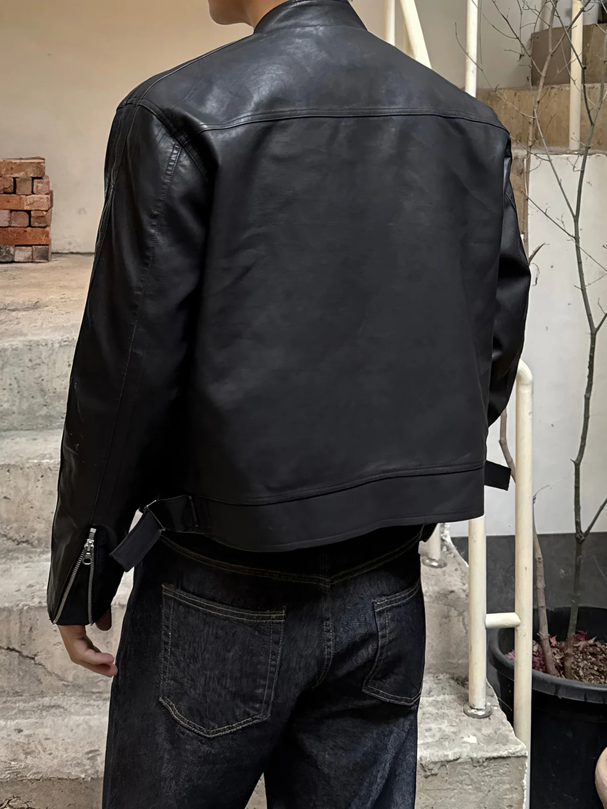ライダーススーツを春に着るには？PUレザーのショートジャケットが救うリアルな着こなし
