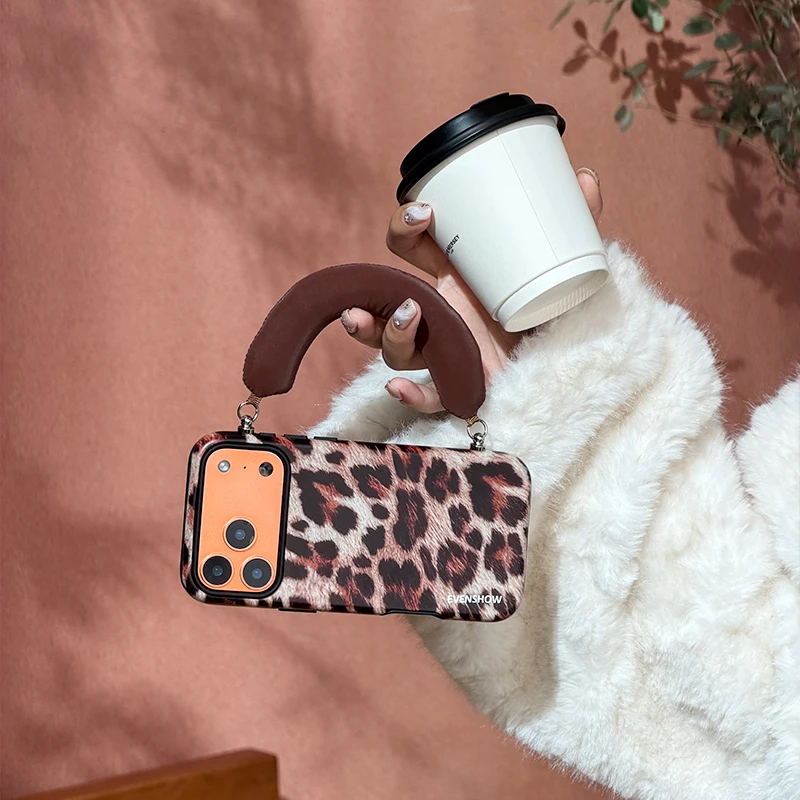 スマホショルダー おしゃれはどう選ぶ？豹紋がトレンドの個性的なケースが、通勤からお出かけまで救う