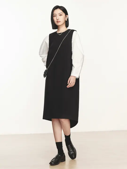 モダンなデザインのブラック＆ホワイトパネルロングスリーブワンピース【秋用・ゆったり・通勤・スリット入り】
