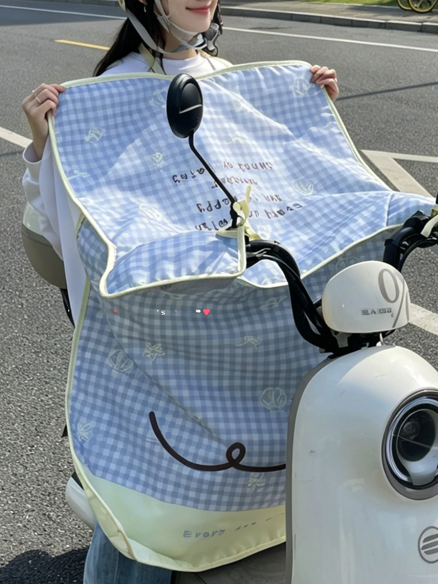 電動バイク用風よけシート：夏期通気性と三防機能が実証された薄手デザイン