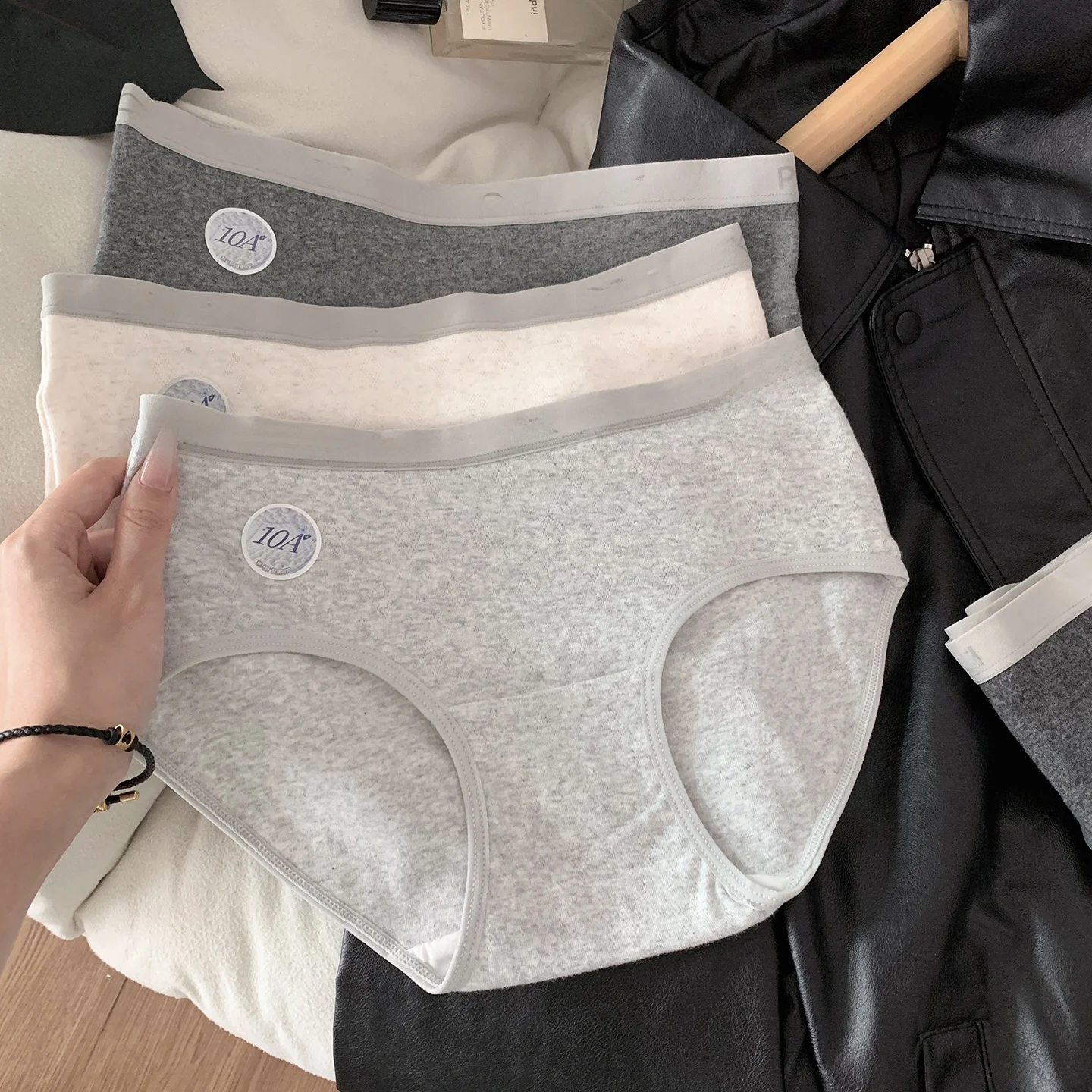 通勤の疲れを癒す、日常に溶け込む三角パンツの選び方とは？