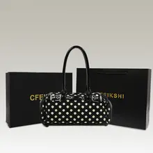 高級感のあるドット柄ショルダーバッグ【カジュアル・スタイリッシュ・斜め掛け】