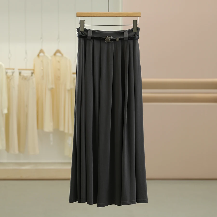 全身黒コーデ 夏にぴったりな「Vネック無袖Tシャツとスカート」は、どう選ぶ？