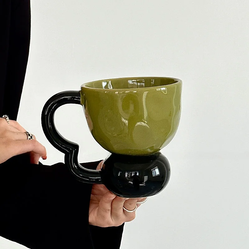 オレンジ 限定 レトログリーンとブラックのハンドル付きマグカップ：陶器製コーヒー用ギフトの実用性とデザイン特性