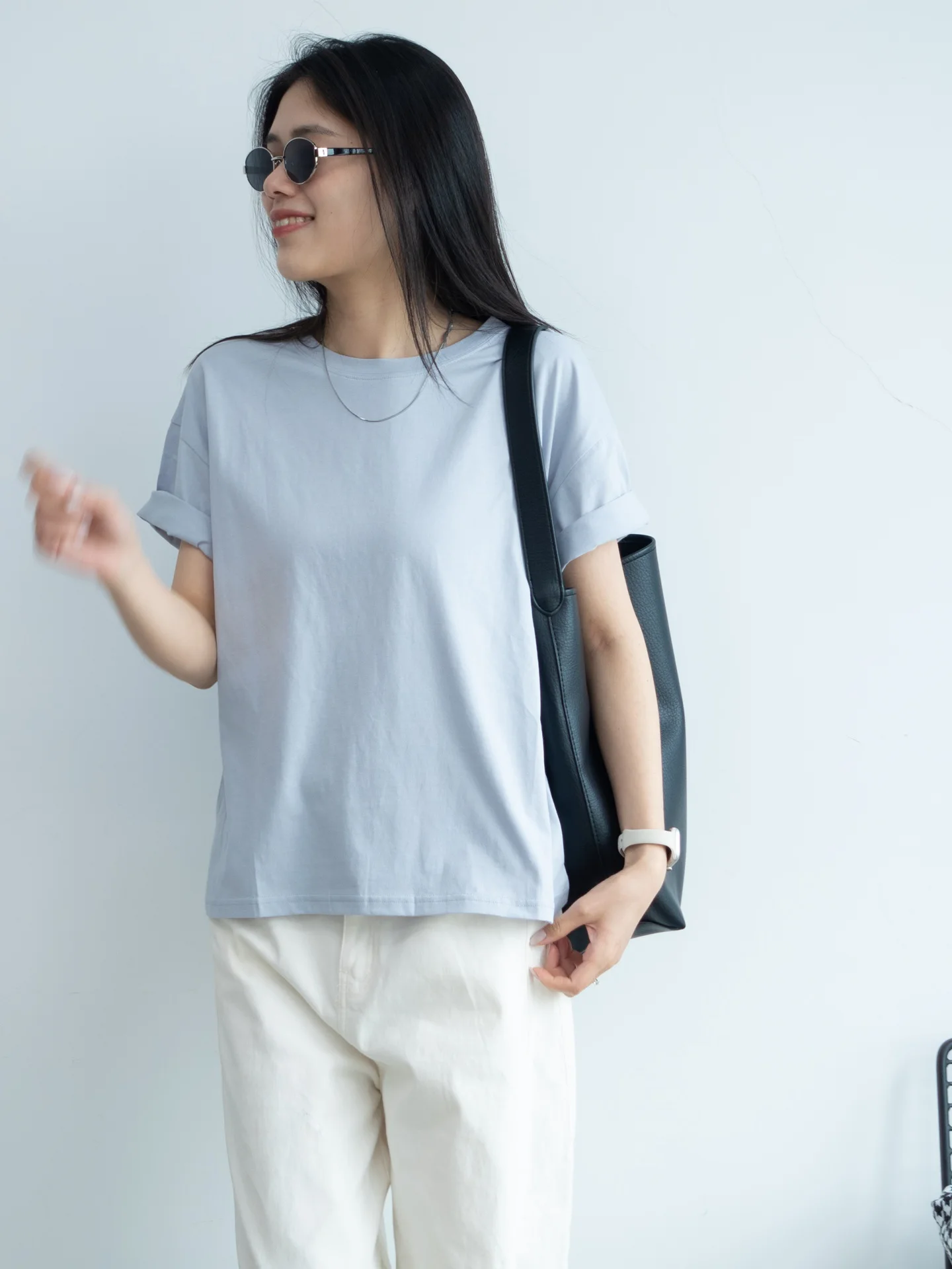 ナチュラルカジュアルに合うTシャツは、本当に「無地」が勝るのか？