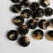 四孔細凸辺の牛角ボタン【ダークカラー・自然色・15mm】