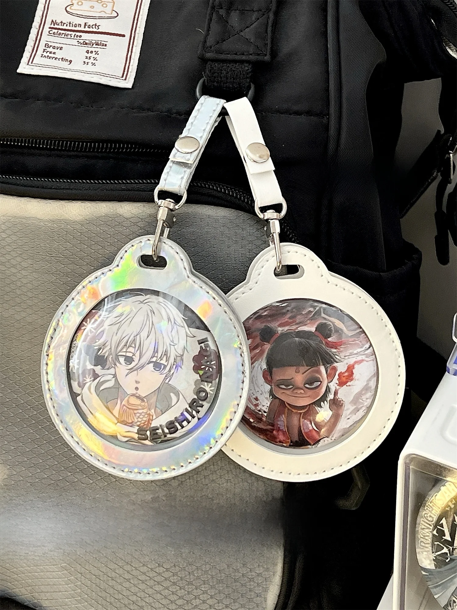 二次元キャラクター用丸型バッジ収納ホルダー：クリアケース付きの展示機能と収納効率の実証