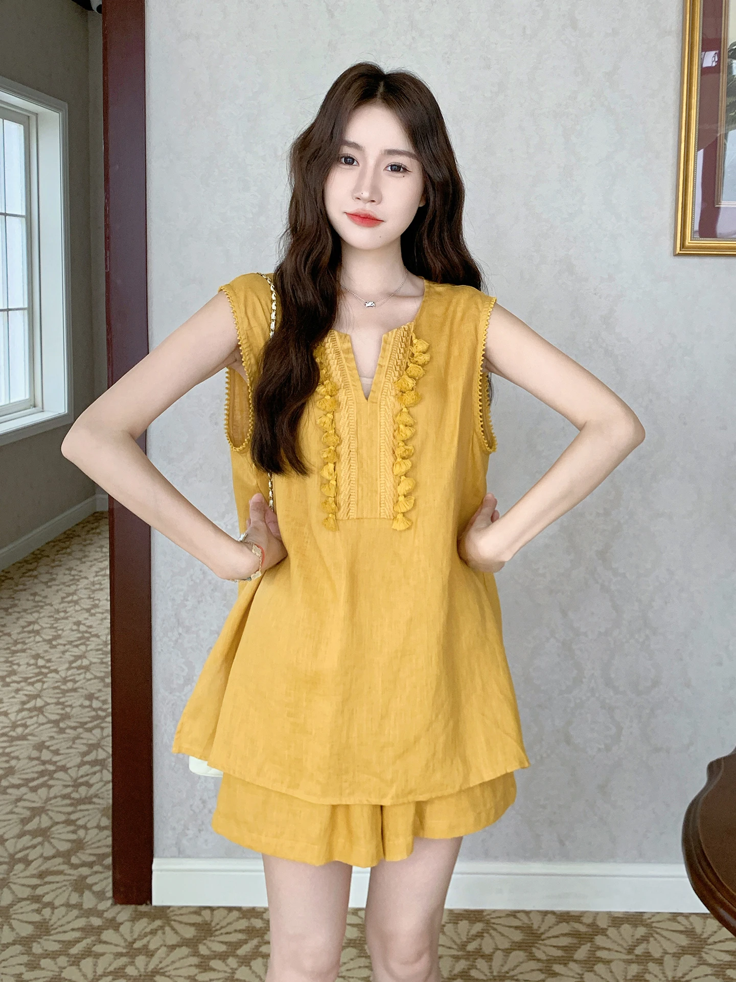 流蘇付きVネックトップスとショートパンツのセット：夏のアメカジコーデに最適なシンプルな組み合わせ