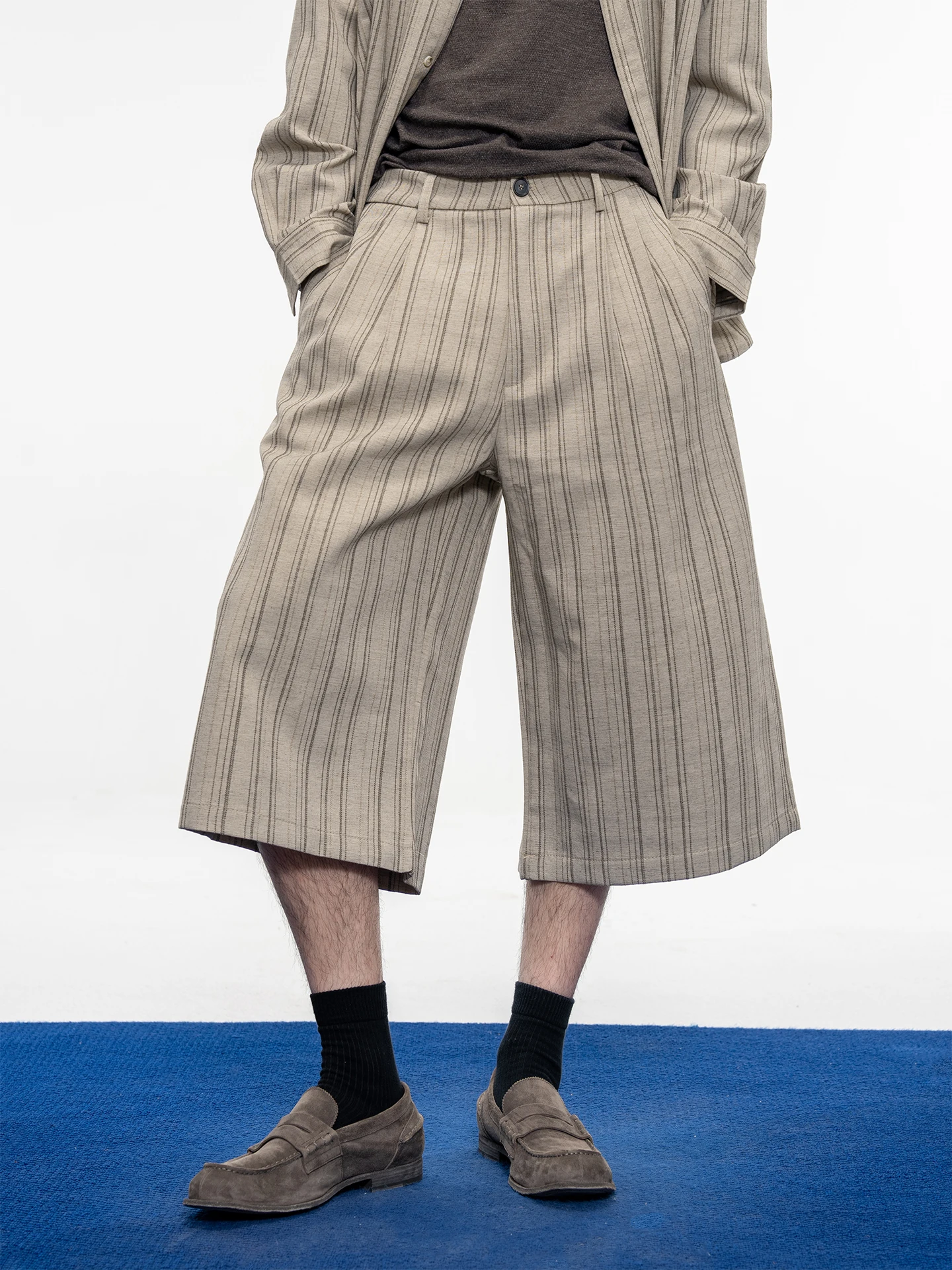 かっこいい私服を着るには？ストライプシャツとワイドパンツのセットが解決するリアルな選び方