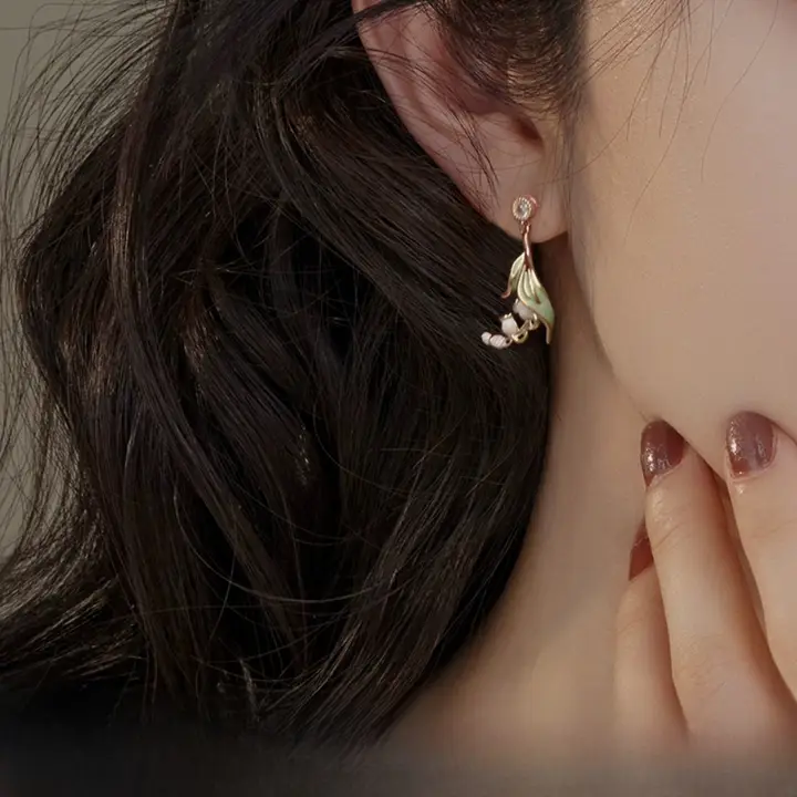 風に揺れる鈴蘭の花のイヤリング【シンプルで合わせやすい・学生向け】