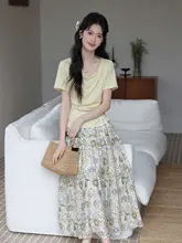 可愛い兎柄の半袖Tシャツ【ボートネック・女性用・夏用】とハイウエストスカート【美しいデザイン・エレガントスタイル】（セットアップ対応）