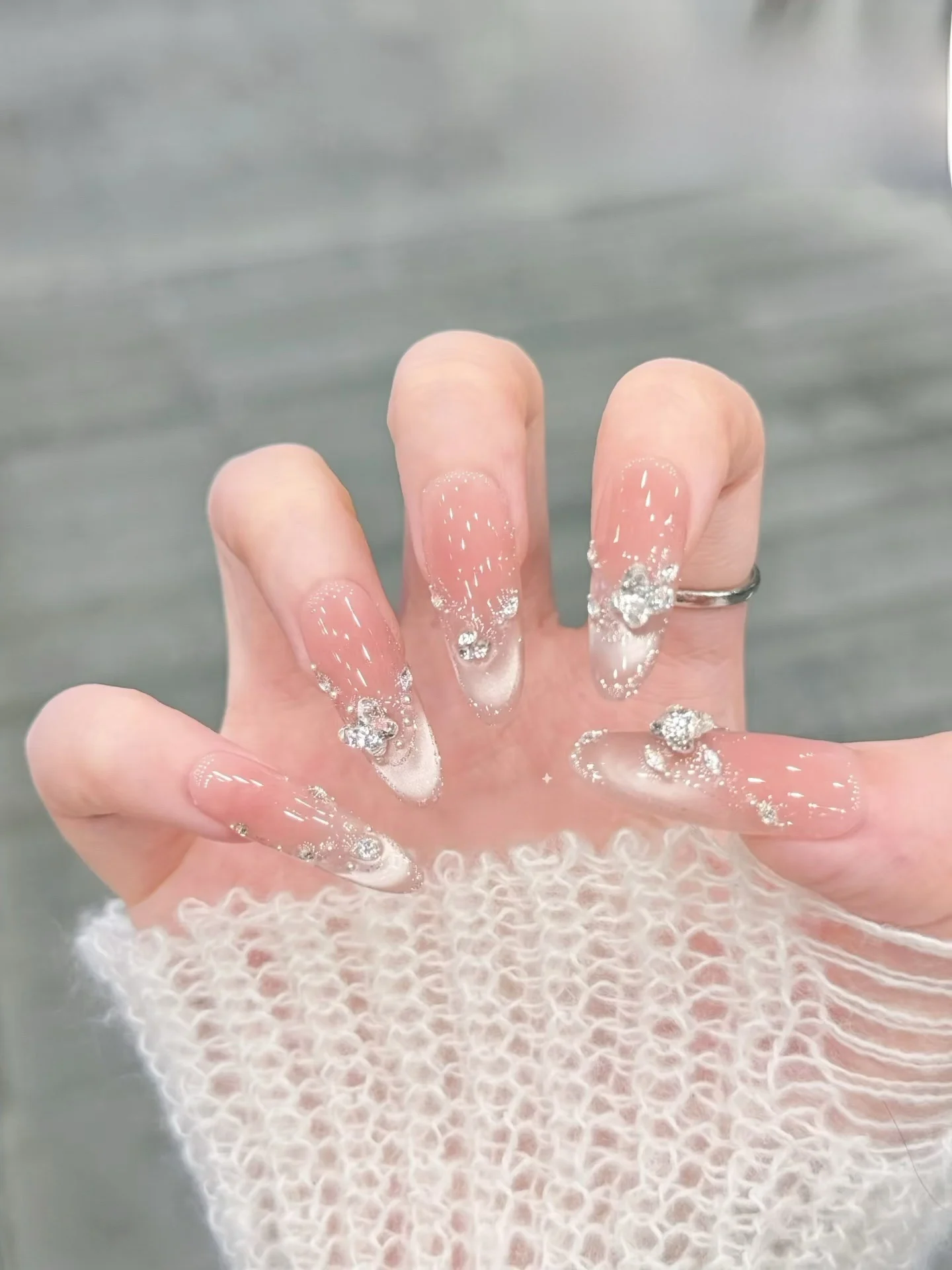 モードネイル 白月光猫眼のバタフライデザイン：輝くストーンを活かした華やかなネイルアート