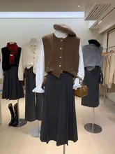 厚手コーヒー色のラウンドネックニットカーディガン【冬用・メタルボタン・カジュアル・重ね着】
