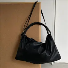 大容量の黒い餃子型ショルダーバッグ【シンプルなデザイン・斜め掛け・秋用】