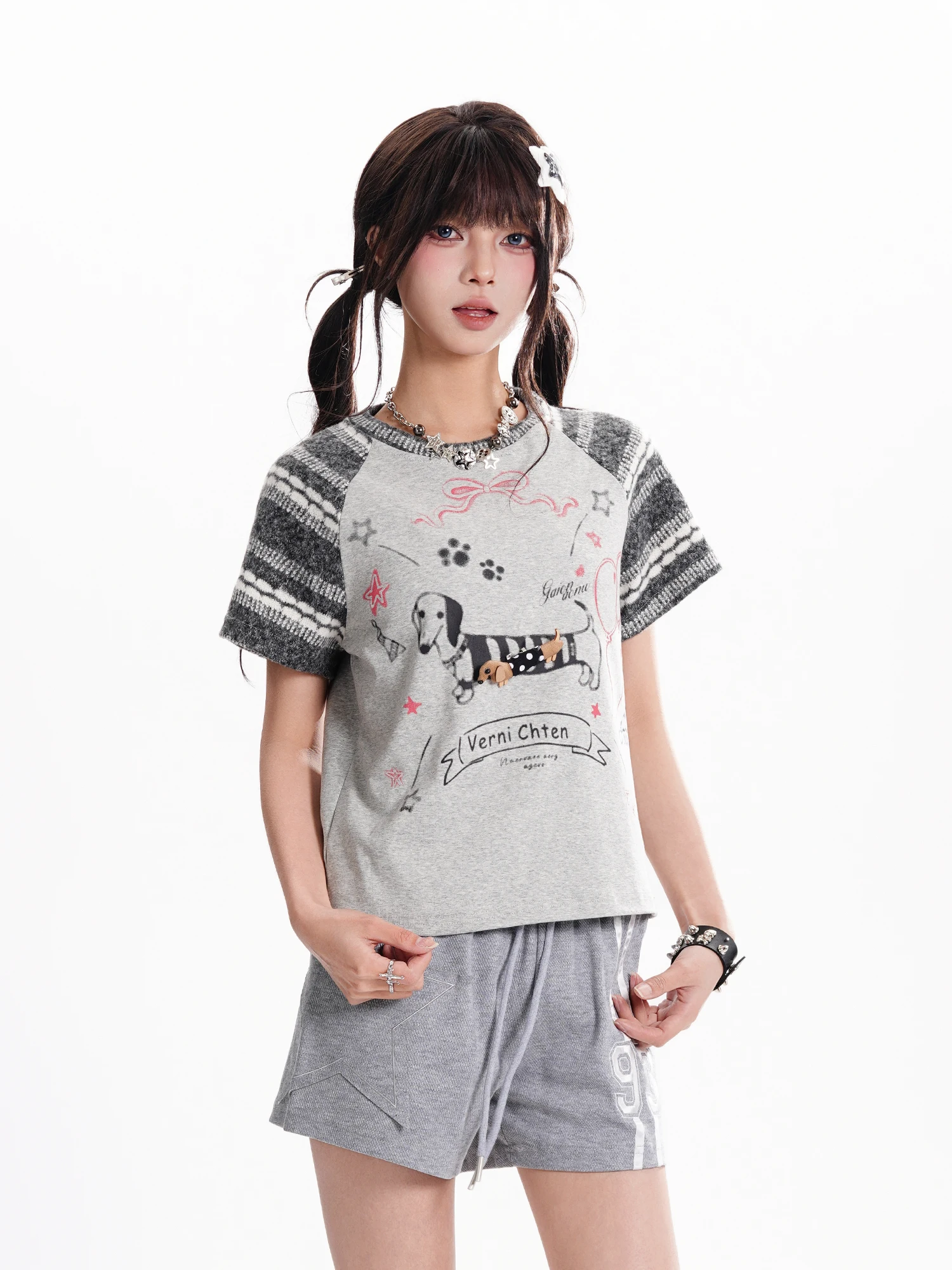 カジュアルなカートゥーン ダックスフンド柄の短袖Tシャツ【女性用・パフスリーブ・スリム効果】