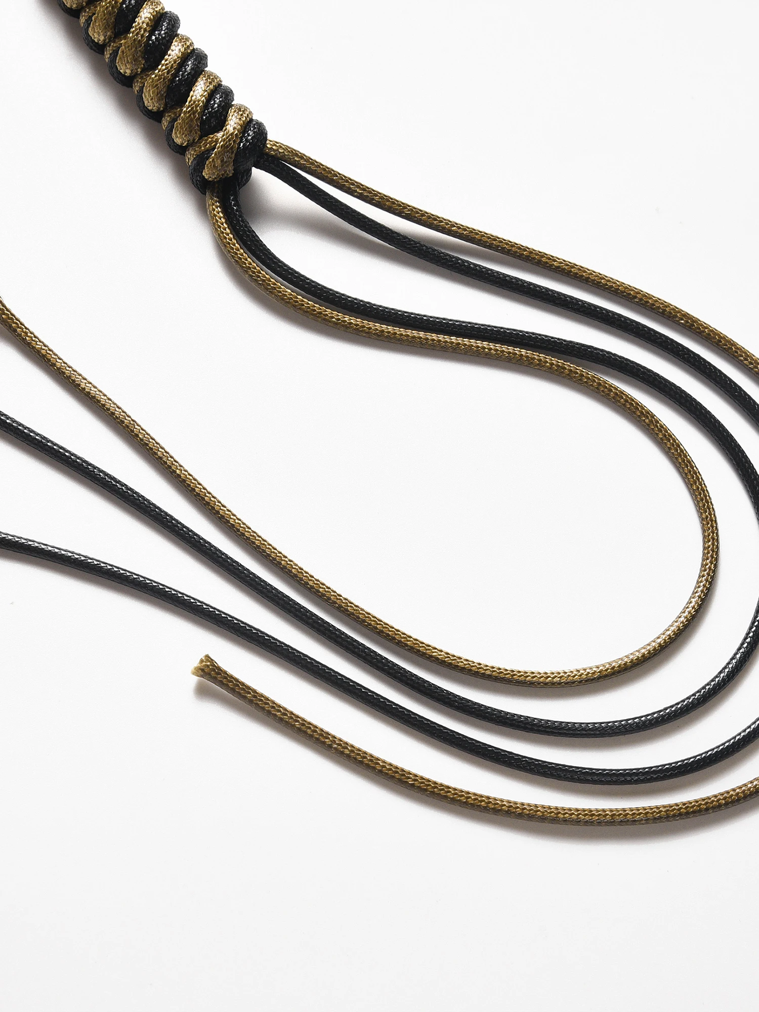 hooked vintage とは？その本質と、日常に溶け込むための1つのアクセサリーとは？