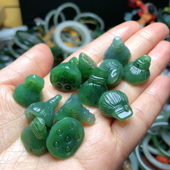 天然和田玉碧玉の蓮の実ペンダント【手彫り・ランダム発送】