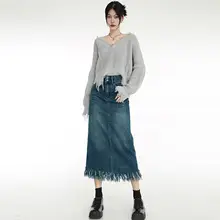 トレンドデザインのフリンジ付きデニムスカート【ハイウエスト・スリット・軽やかな長さ】