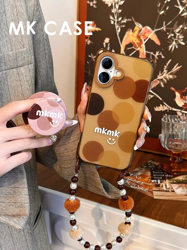 スマホケース ストラップ付き どんなのがあるの？シンプルなドットデザインが通勤に合う理由とは
