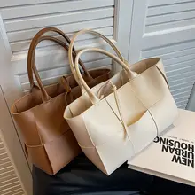 大容量の編み込みトートバッグ【ショルダー対応・通勤スタイル】