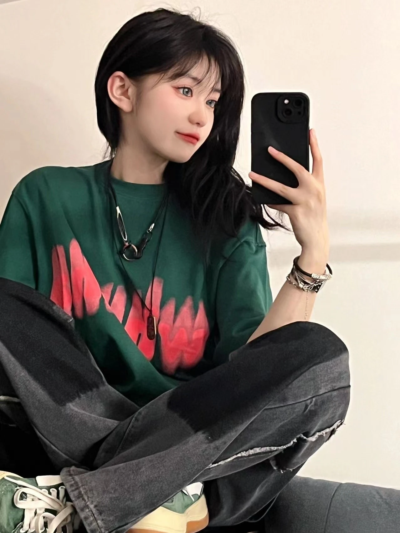 ダークグリーンTシャツは、本当に通勤に合うの？その選び方と活用法を徹底解説