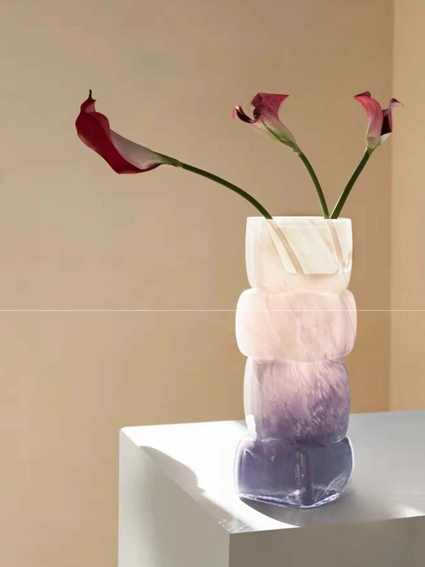 藝術的なグラデーションデザインの琉璃花瓶：高級感と軽やかさを実現する小花瓶の使い方