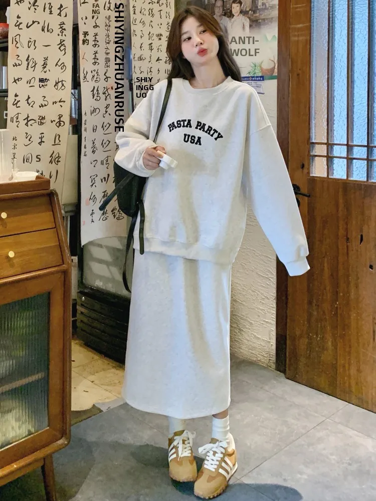 2026春コーデ10代が選ぶ、パーカーとスカートのシンプルでオシャレなスタイルは？