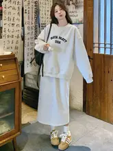 春のカジュアルなスタイル！パーカーとスカートの女性用コーディネート（セットアップ対応）