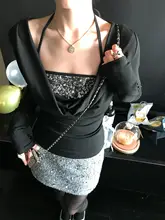 魅力的な肩紐デザインの長袖Tシャツとシークインスカートのパーティーコーデ（セットアップ対応）