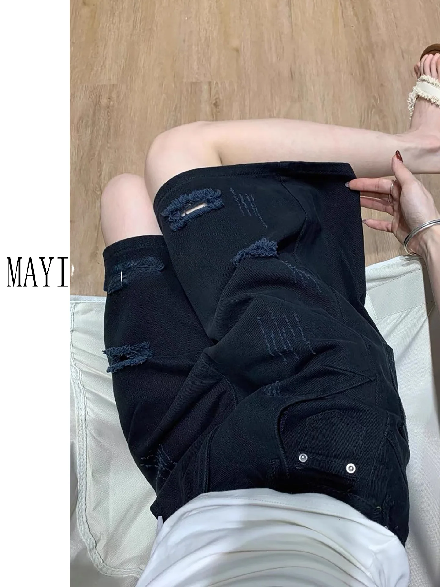 黒デニムの色落ちが気になるなら、今こそ「ダメージブラックストレートパンツ」を選ぶべき？