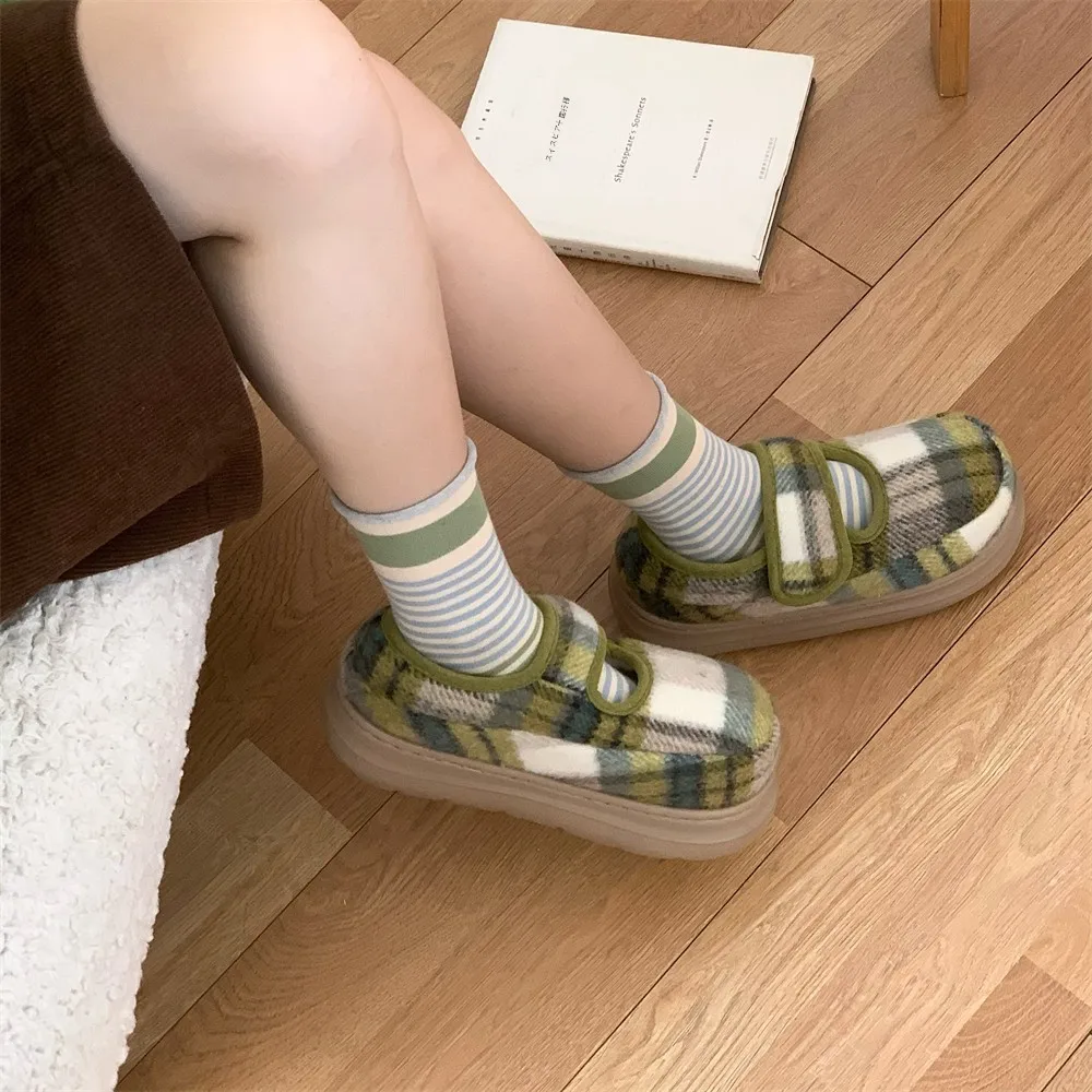 細ストライプのレトロチェックマジックテープ付き滑り止めパンプス：かかと擦れ予防に最適な秋冬モデル