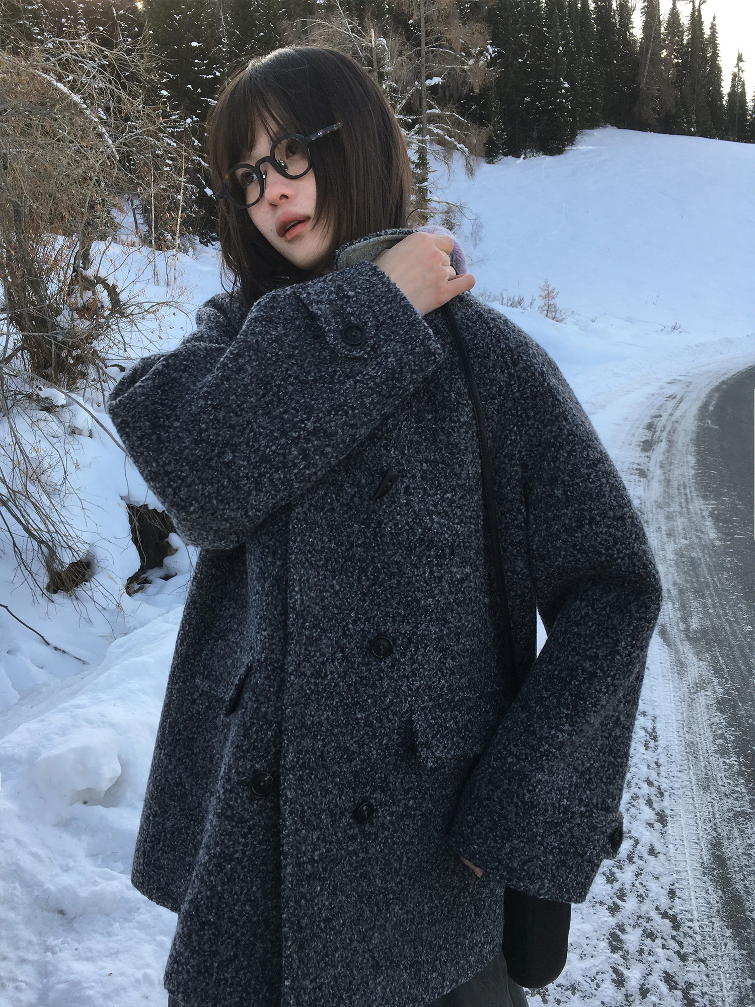 クラシックなデザインのダブルブレストウールコート：tweedジャケットの定義と実用性を解説