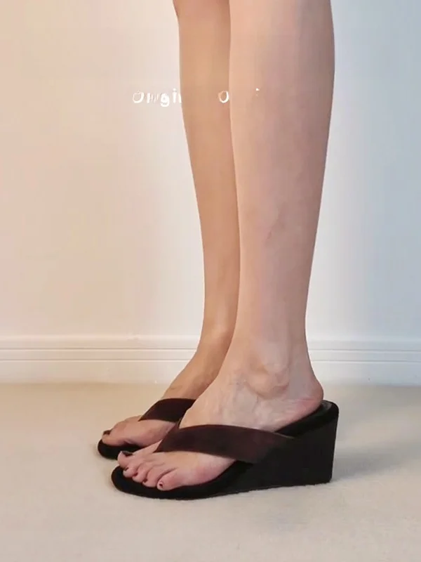 リュクスなスエード調ウェッジサンダル：夏用・美脚効果・デザインコンフォートの実用性を検証