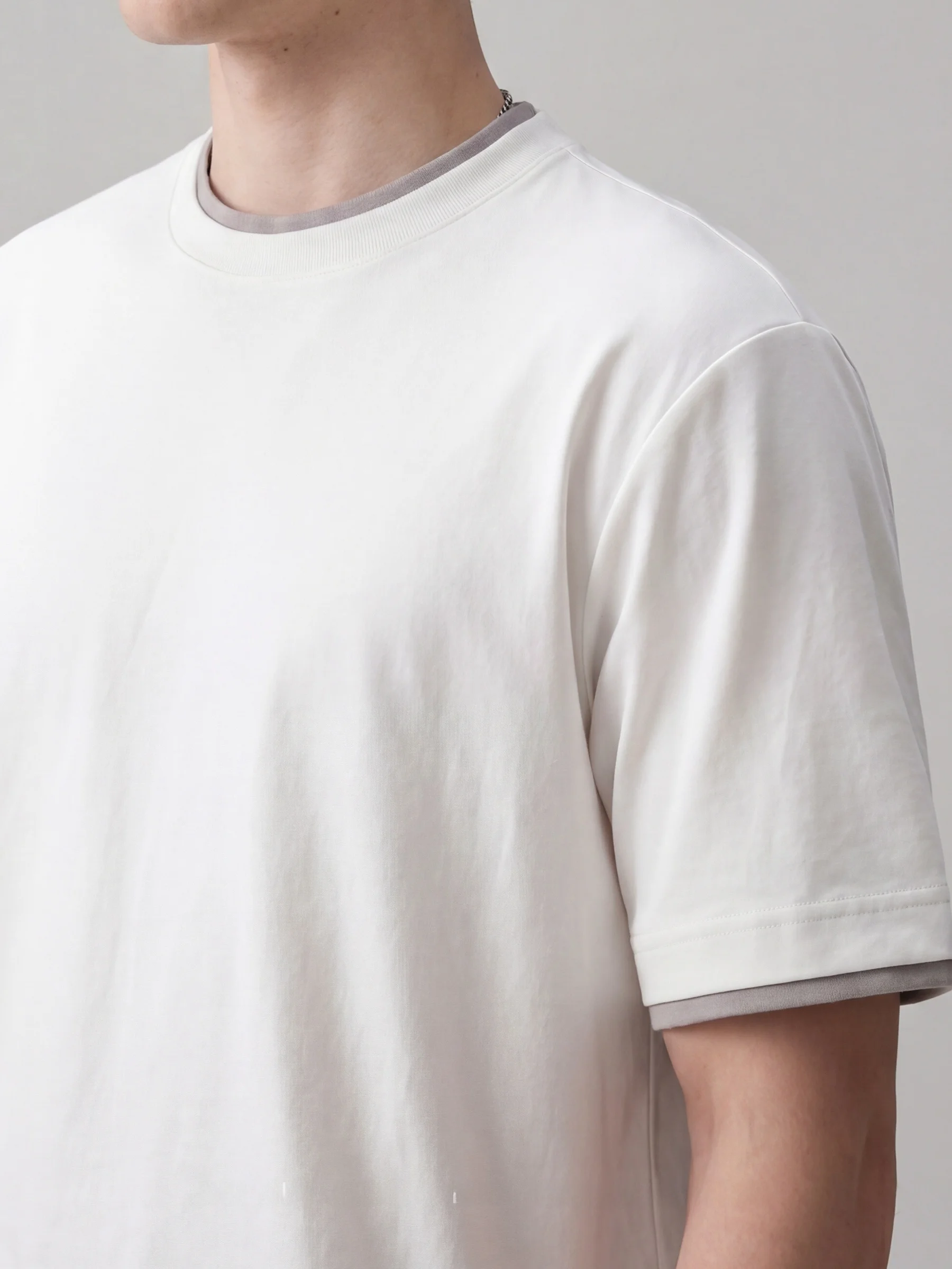 「tシャツ 重ね着 メンズ」で失敗しないコーデは？高級感と通気性のバランスを取る秘訣