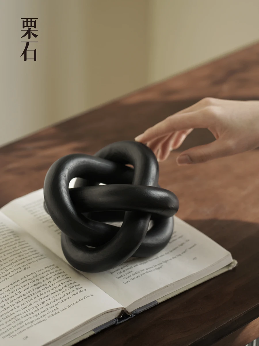 3Dオブジェクトを家に導入するには？レトロなジオメトリックアートがもたらす、心の落ち着きとは