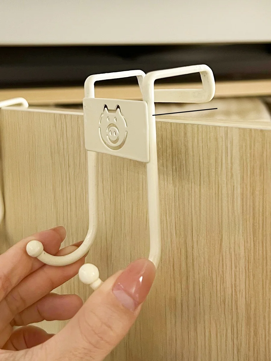 ドア裏収納フック：DIYで生活に役立つシンプルな収納アイテム