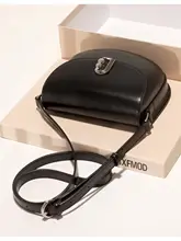 フラットデザインの牛革製ショルダーバッグ【通勤用・おしゃれ・斜め掛け対応】（セットアップ対応）