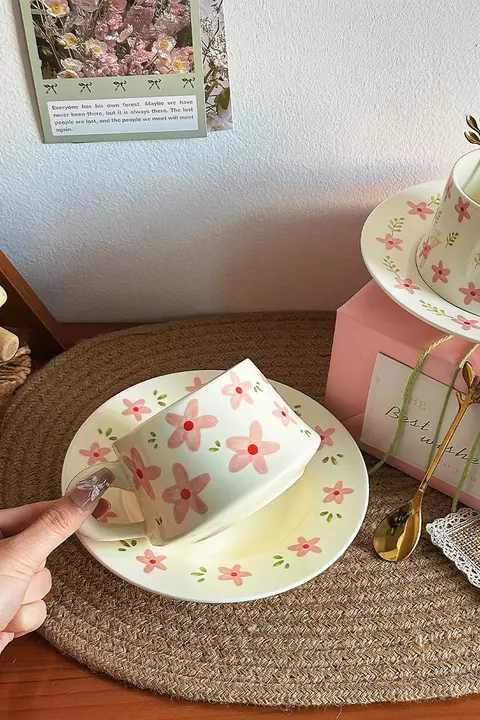 高級感ある陶器製コーヒーカップ＆ソーサー【贈り物に最適・ギフトボックス入り】